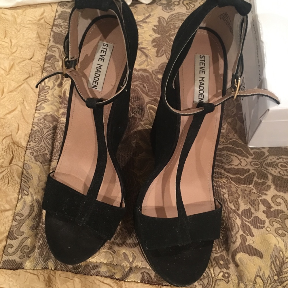 Black Steve Madden gold front wedges